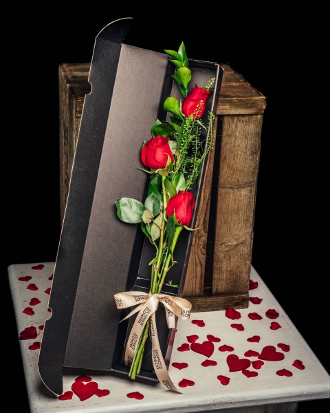 3 red roses