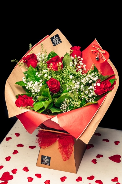 Half a dozen red roses