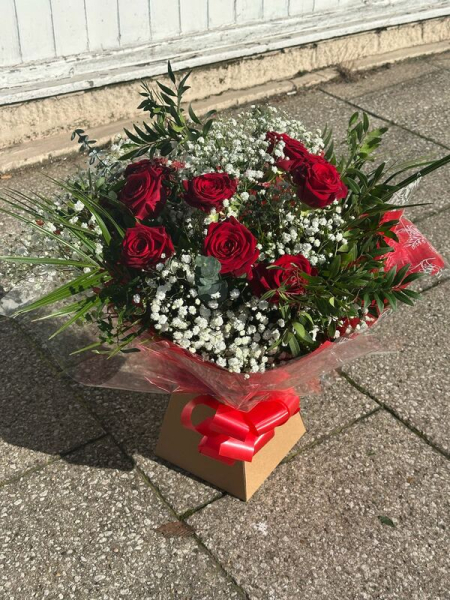 12 red roses
