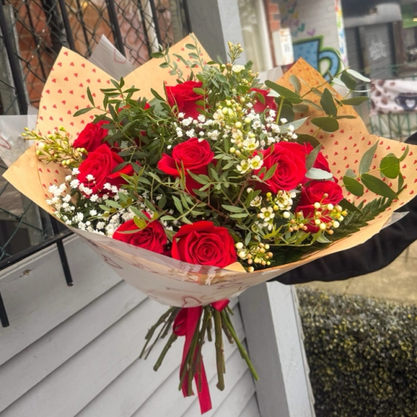 12 x red rose handtied