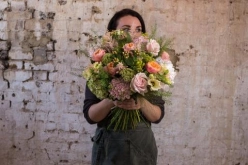 apricot-and-coral-posy