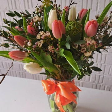 a-tulip-mix-vasefor-springtime