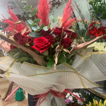 luxurious-red-roses-with-pampas-grass-and-luxury-foliage
