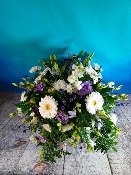White and purple posy