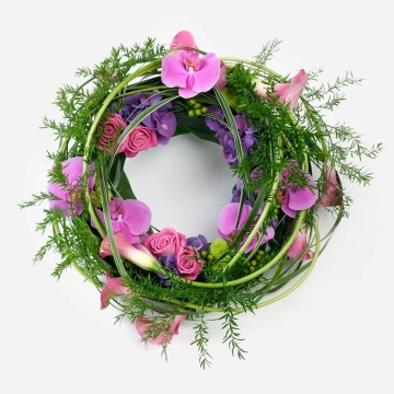 eco-friendly-willow-wreath-with-pink-roses-and-purple-hydrangea-1