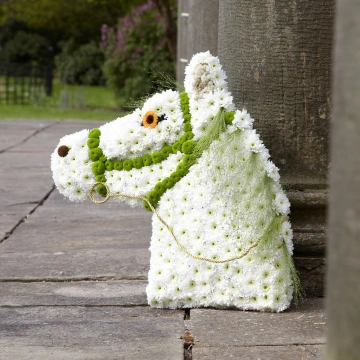horse-head-tribute-with-white-chrysanthemums-and-green-details-1